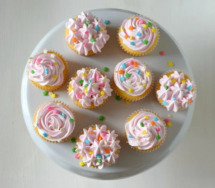 Cupcakes de vainilla decorados con merengue, utilizando la misma boquilla en una manga pastelera, se hacen distintos topes en la decoracion