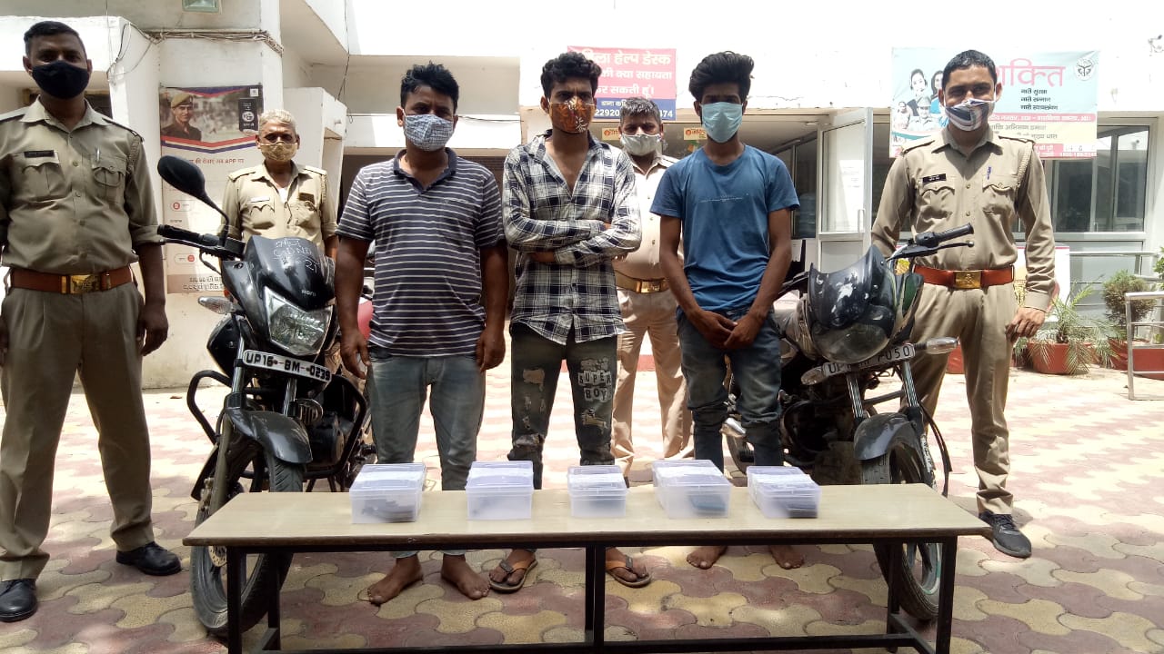 अवैध असलहों के बल पर करते थे लूट, 3 गिरफ्तार। अवैध असलहों के बल पर करते थे लूट, 3 गिरफ्तार।