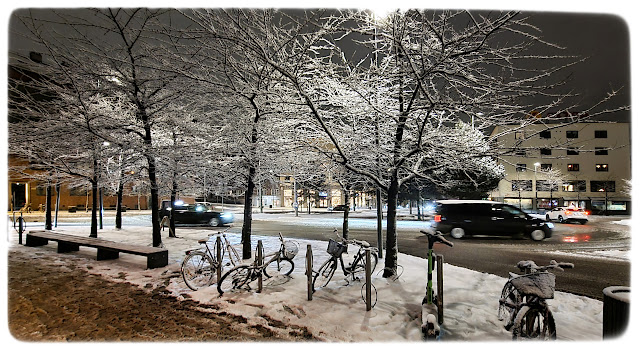 Fint med snøvær som lyser opp på Carl Berners plass i Bydel Grünerløkka i Oslo.