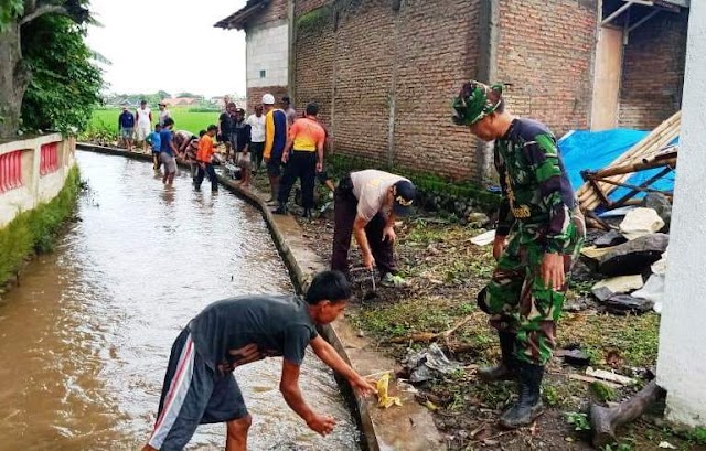 Sinergitas Koramil 12/Bendosari,Polsek Bendosari dan Masyarakat Bersihkan Saluran Irigasi Tasitu