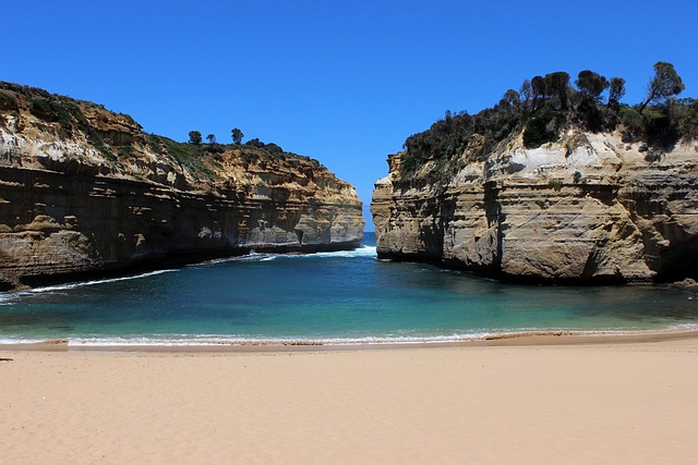 Great Ocean Road: Scenic Coastal Drive with Twelve Apostles and Stunning Rock Formations