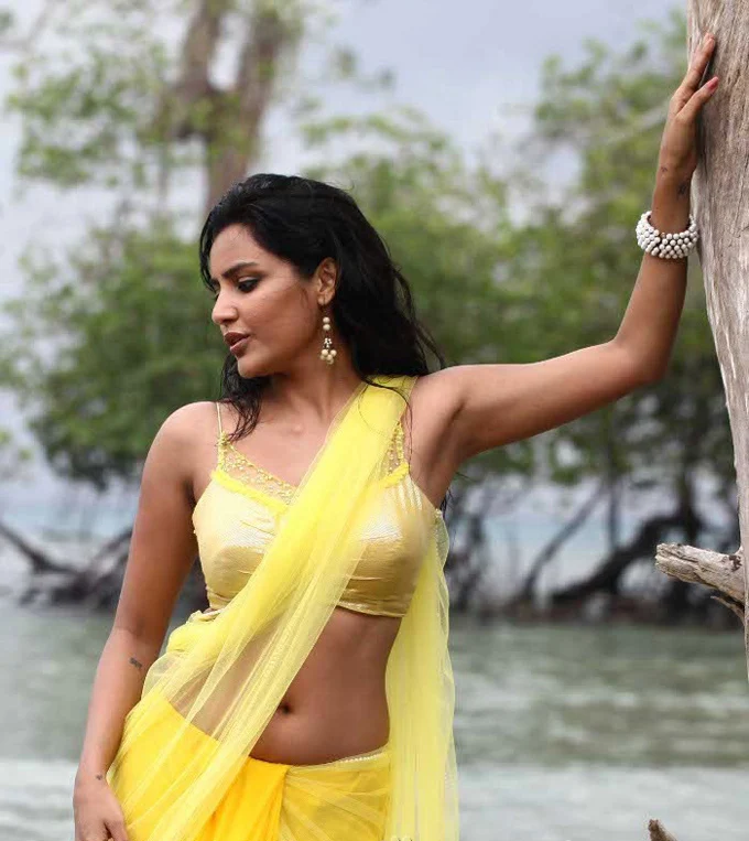 Priya Anand Hot Naval exposing Photo Images:Sexiest Pictures