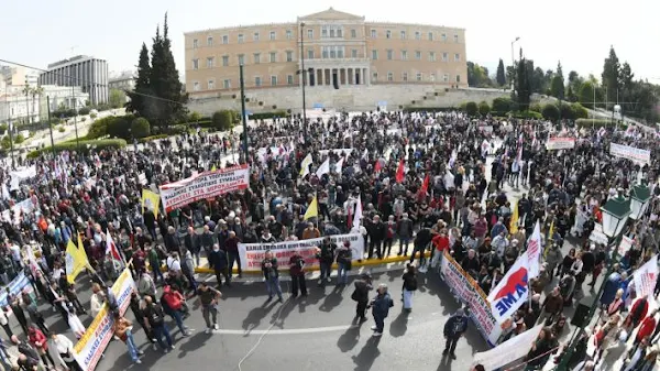 Βούλιαξε το Σύνταγμα από δεκάδες χιλιάδες απεργούς - Μήνυμα κλιμάκωσης της πάλης