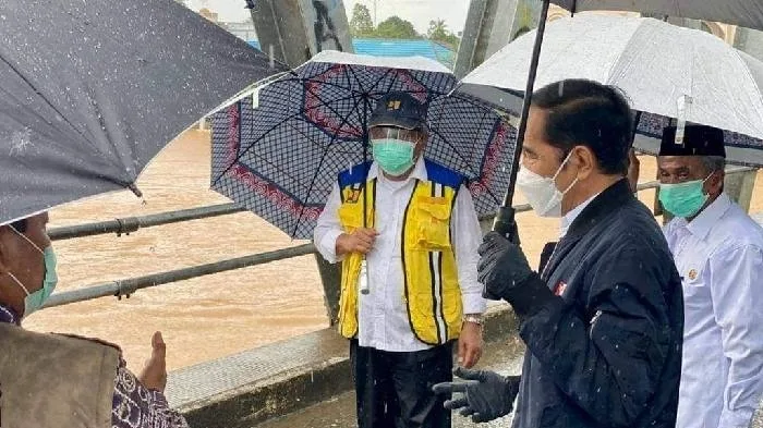 Presiden Joko Widodo biasa disapa Jokowi memerintahkan Kementerian PUPUR, segera memperbaiki jembatan runtuh akibat banjir di Kalsel.