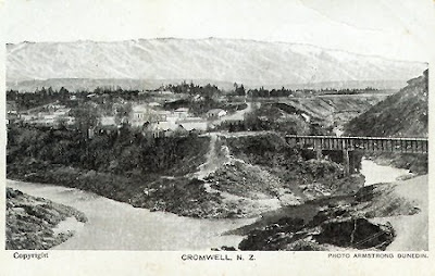 Cromwell Junction circa 1940's Postcard