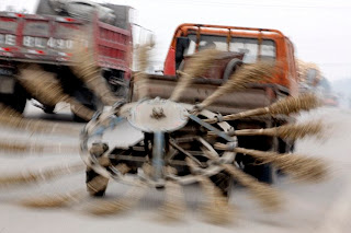 Cara Unik Penyapu Jalan di Cina, sapu