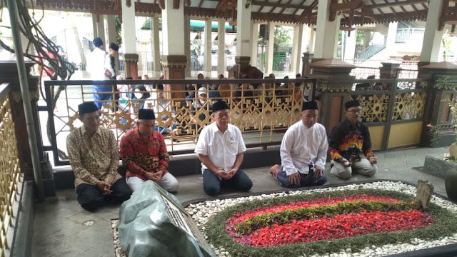 Ketua DPD PDIP Jawa Timur Bersilaturahmi ke Ponpes Tebu Ireng Sekaligus Ziarah ke Makam Gus Dur Presiden RI ke 4 