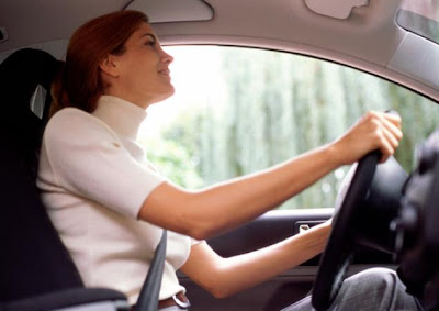 Wanita butuh informasi tentang mobil saat ingin membeli mobil pertamanya, berikut tips-tipsnya. . .