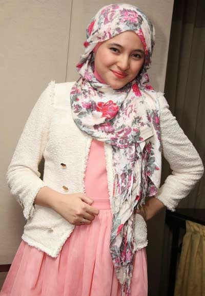 Model Baju Muslim Terbaru Para Artis Wanita Indonesia 