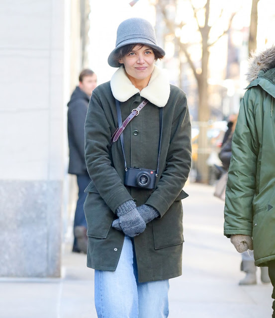 Katie Holmes Beautiful Image in Cute Winter Outfit