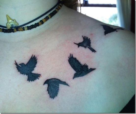 corbeaux_au-dessous_de_la_clavicule_des_tatouages_pour_les_femmes