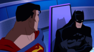 Супермен смотрит на Бэтмена