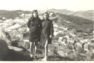 Luísa e Natália, com o ENSI em fundo