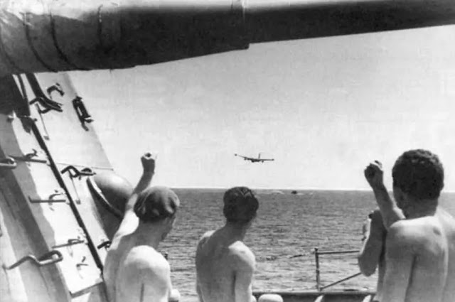 Ilustración 6 – Marinos soviéticos saludan amigablemente a un Lockheed P2V Neptune sobrevolando un submarino no aliado [30].