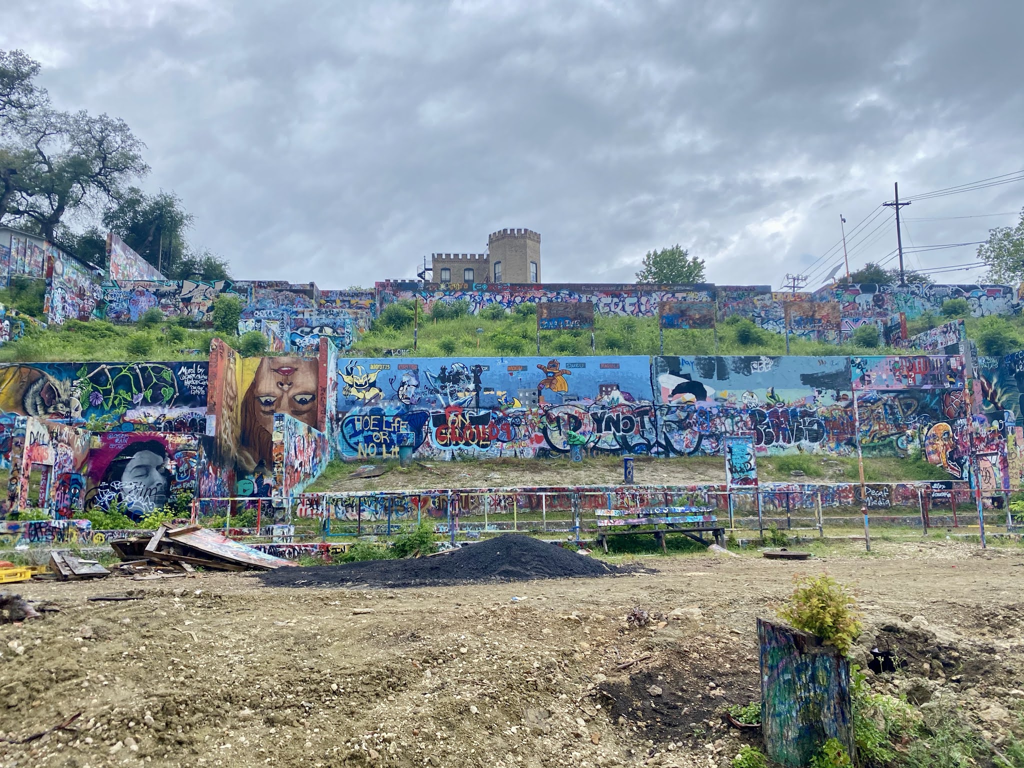 Graffiti Wall in Austin, Texas | www.biblio-style.com