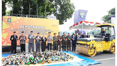 Upacara HUT Otda, Satpol PP, Satlinmas, Damkar Diwarnai Pemusnahan Miras dan Atraksi Air Mancur Damkar