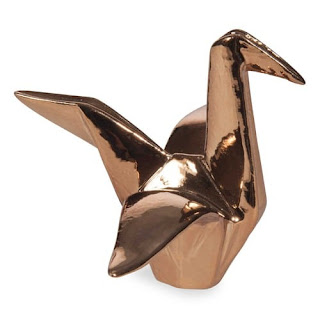 http://www.maisonsdumonde.com/FR/fr/produits/fiche/statuette-grue-origami-en-porcelaine-h-10-cm-ambre-161289.htm