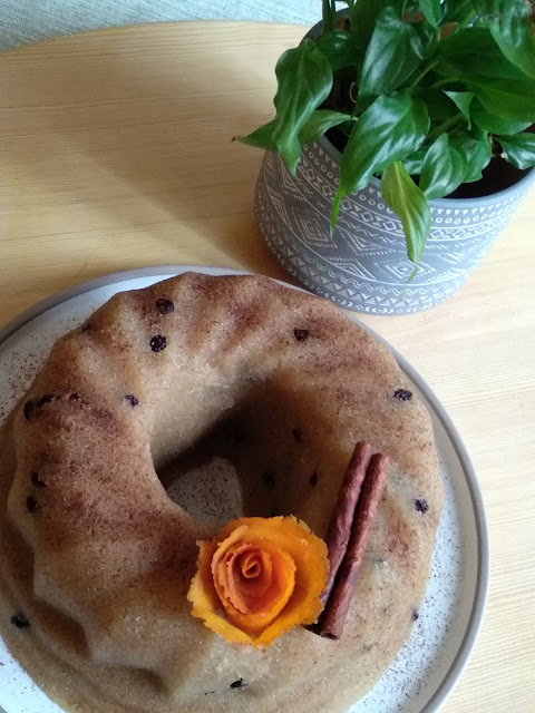 Halva: semola dei migliori grani, abbrustolita, profumata e arricchita con frutta secca. Antica ricetta greca di un dolce che accomuna molti popoli.