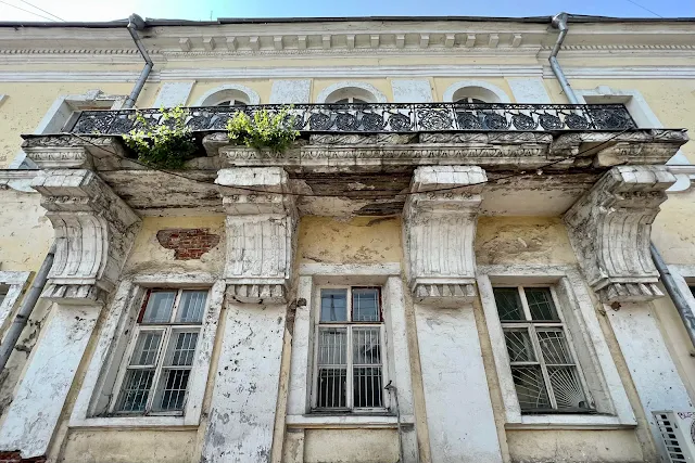 улица Земляной Вал, дворы, Дом культуры «Гайдаровец» – бывший главный дом усадьбы Толстого - Борисовских (построен в 1770-х годах)