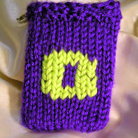 the letter O rendered in knitting