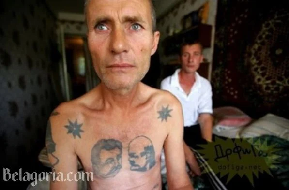 Un mafioso ruso con tatuajes de prisiones rusas