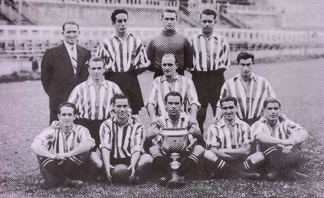 📸ATLÉTICO DE BILBAO 📆24 junio 1945 ⬆️Juanito Urquizu, Bergareche, Lezama, Mieza. ➡️Celaya, Bertol Nando. ⬇️Iriondo, Panizo, Zarra, Gárate y Gainza. 🖊️Posando en San Mamés con la Copa ganada. ATLÉTICO DE BILBAO 3 🆚 VALENCIA C. F. 2 Domingo 24/06/1945, 18:30 horas. Copa del Generalísimo, Final. Barcelona, España, estadio de Montjuic, 55.000 espectadores. GOLES: ⚽0-1: 12’, Amadeo. ⚽1-1: 21’, Zarra. ⚽2-1: 26’, Iriondo. ⚽2-2: 37’, Mundo. ⚽3-2: 90’, Iriondo.