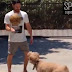 Jensen jogando basquete com seu cachorro no dia 04.