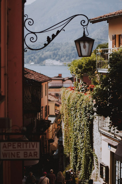 Vista de uma das ruas estreitas de Bellagio