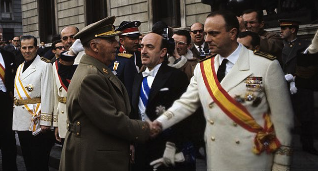 Fraga presidente de honor del PP saludando al dictador Franco