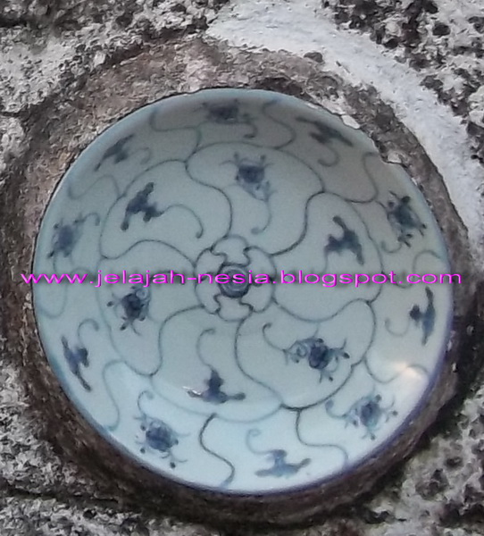  Piring  Keramik  Kuno di Gapura Makam Sunan Bonang Tuban 