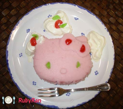 Hello Kitty Sponge cake by Rubyran from flickr (CC-BY)