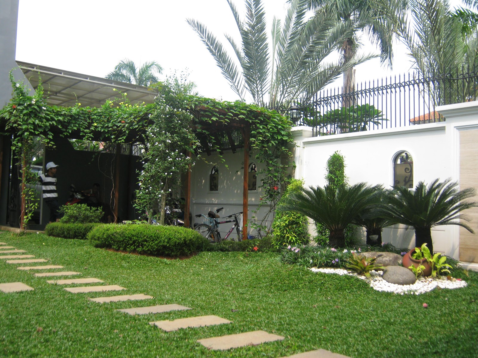 Rumah Kalbu: Cara Sederhana Merawat Rumput Taman