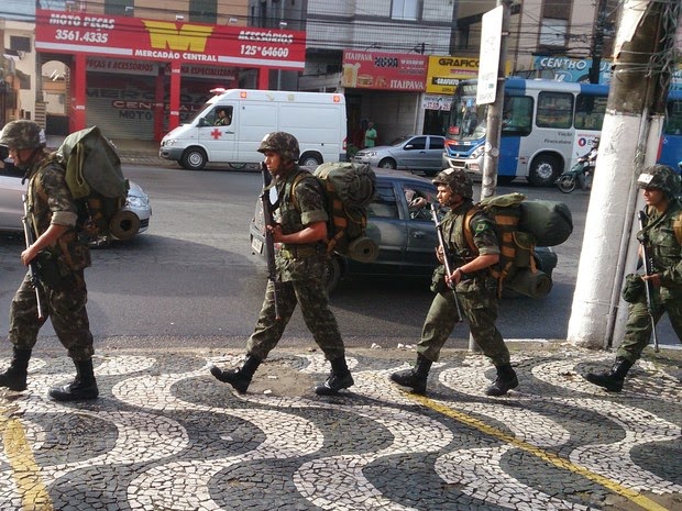 Soldados caminham pelas ruas e chamam a atenção de moradores