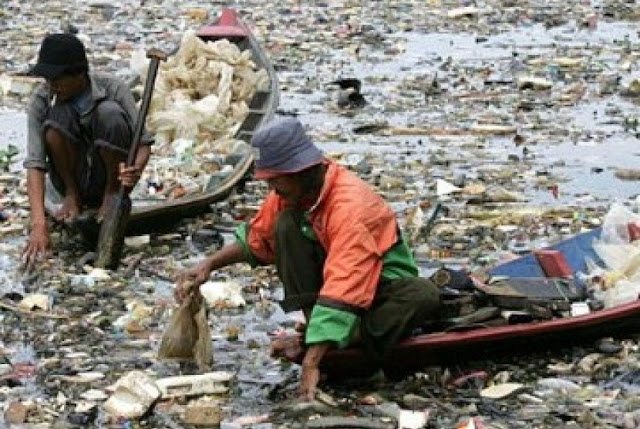 Pemulung sampah plastik