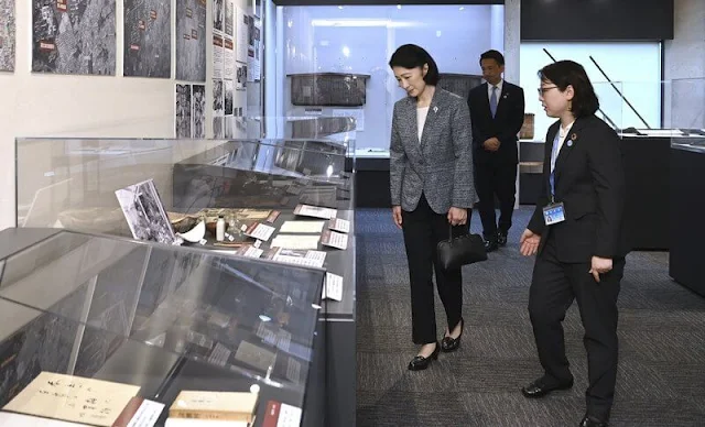 Japanese Crown Princess Kiko wore a gray blazer and black trousers. Japan Anti-Tuberculosis Association