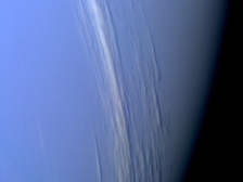 vertikal-relief-lapisan-awan-terang-neptunus-astronomi