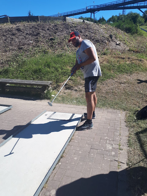 The Social Traveler Bjorn Troch playing mini golf at Erlebnisberg Kappe at Winterberg, Sauerland, NRW