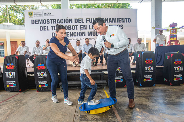 Juan Barea Canul, director general del Sistema DIF Yucatán, destacó que los TOi Robot fortalecerán la labor institucional de las y los docentes en los CAM