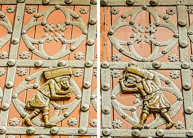 Imagem dos bastaixos (estivadores do Porto de Barcelona) nas portas da Basílica de Santa Maria del Mar