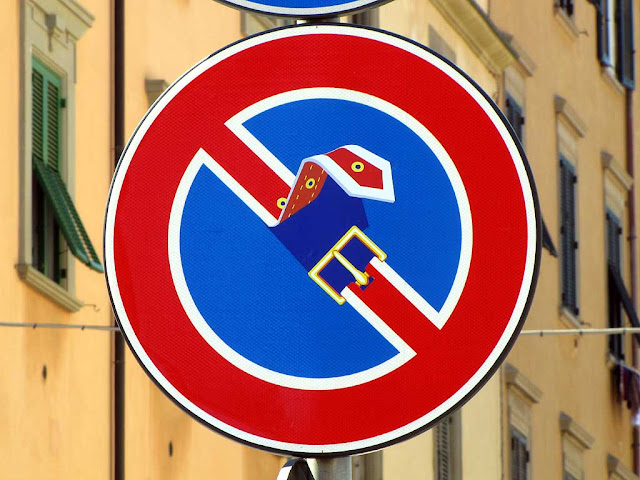 Clet Abraham, no parking sign with unbuckled belt, piazza dei Domenicani, Livorno