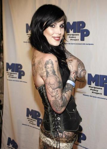 Algunas patinetas de Kat Von D y sus tatuajes 