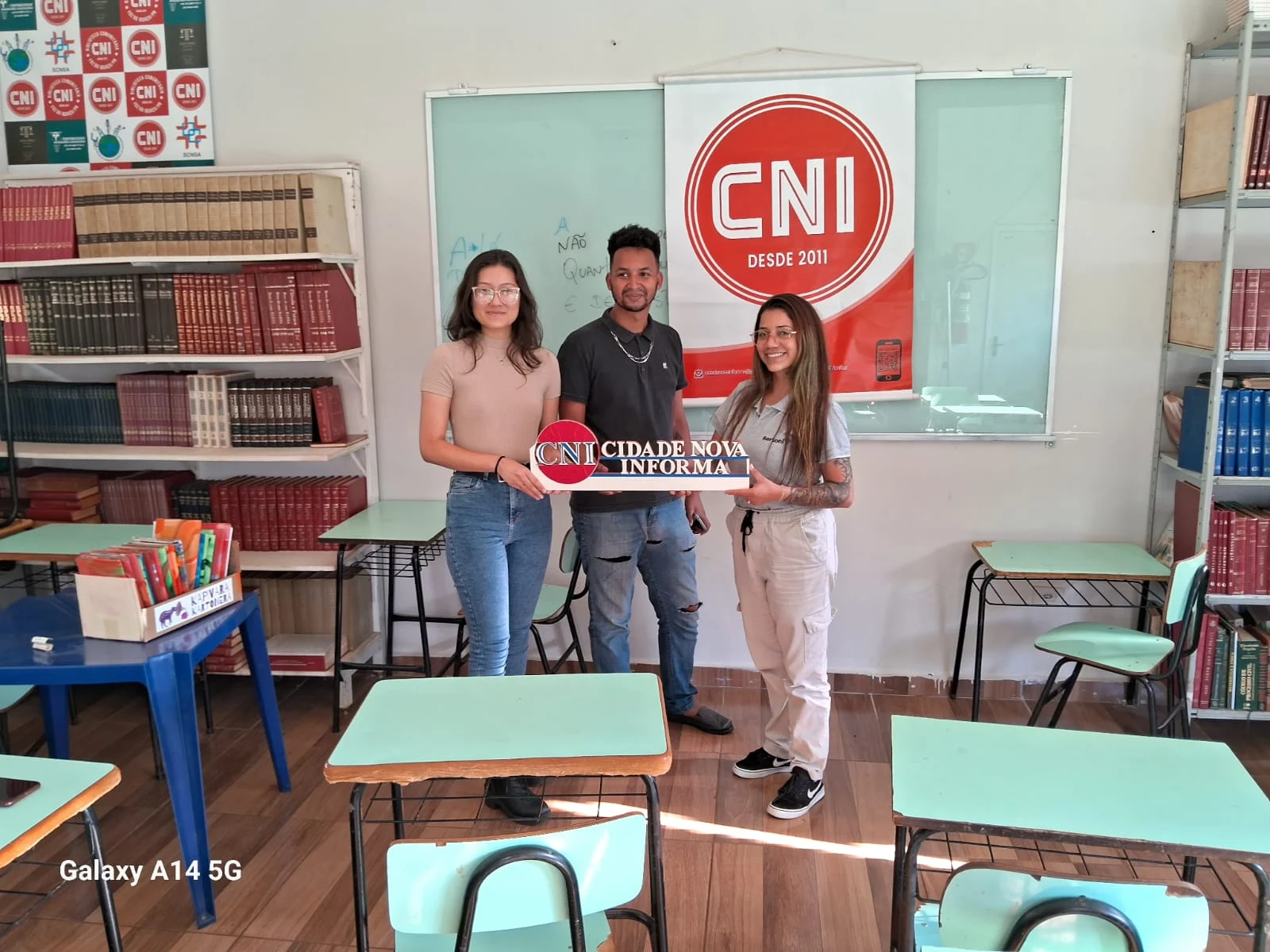 Estudantes do curso de Pedagogia da Uniamérica, Alan Henrique e Marcela Kashim, acompanhados por Aline Moreno em visita Biblioteca CNI