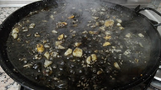 Haciendo arroz negro con sepia.