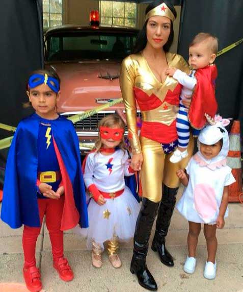 Halloween Kourtney Kardashian mulher maravilha