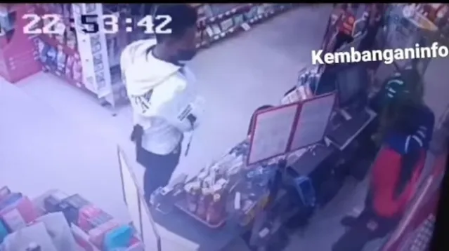 Piting Leher Kasir, Aksi Perampok Bersenpi Gasak Rp6 Juta di Minimarket Jakbar Terekam CCTV