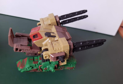 Brinquedo de plástico Transformer marca Hasbro, de tanque de guerra em robo - 13 cm de comprimento R$ 45,00