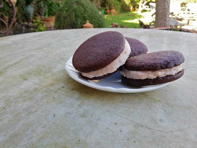 Galetes de xocolata farcides de crema de maduixa