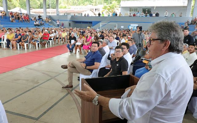 João Azevêdo entrega escrituras de casas a mais 300 famílias de Rio Tinto e garante dignidade e segurança jurídica