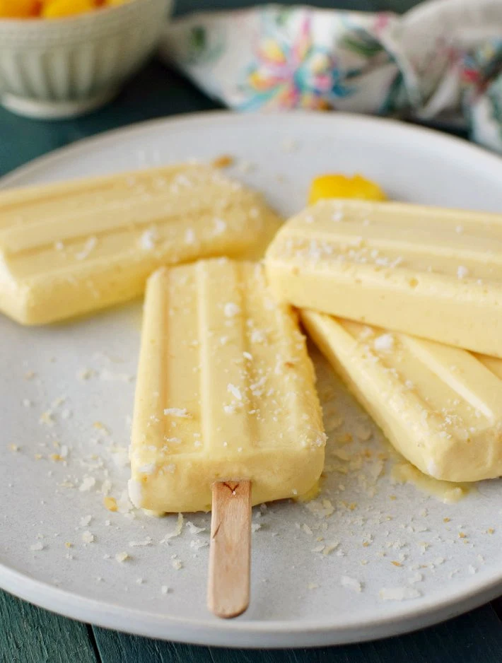 Paletas de helado de mango, coco y jengibre, vista en detalle