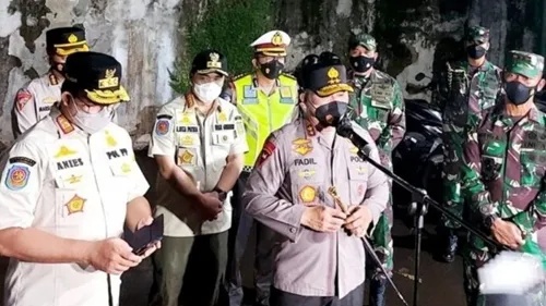 Ferdinand mengomentari foto Gubernur Anies Baswedan yang tampak sibuk bermain handphone atau gadget saat Kapolda DKI Jakarta tengah berbicara.